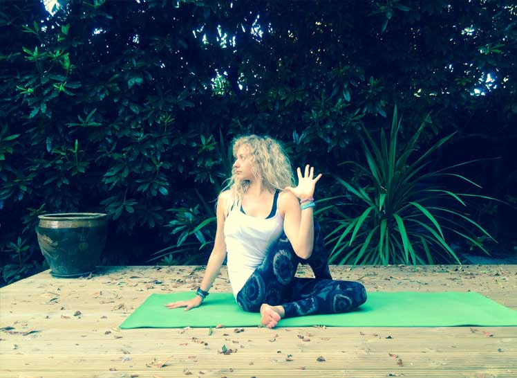 8-Ways-To-Take-Your-Yoga-Practice-Off-The-Mat-&-Into-The-World-twist